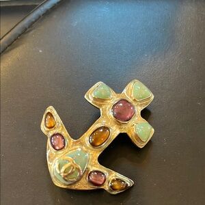 CHANEL 2018 collection gold anchor brooch